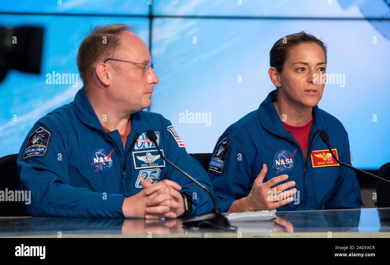 Gli astronauti della NASA Michael Fincke, sinistra e Nicole Mann, destra, durante una conferenza stampa in seguito al lancio di Boeing Starliner navicella spaziale a bordo di un regno lancio Alleanza Atlas V rocket presso il Kennedy Space Center, 20 dicembre 2019 a Cape Canaveral, in Florida. La fanciulla missione aveva un sollevamento verticale impeccabile ma quando in un orbita non pianificati non riuscendo a raggiungere la Stazione Spaziale Internazionale. Foto Stock