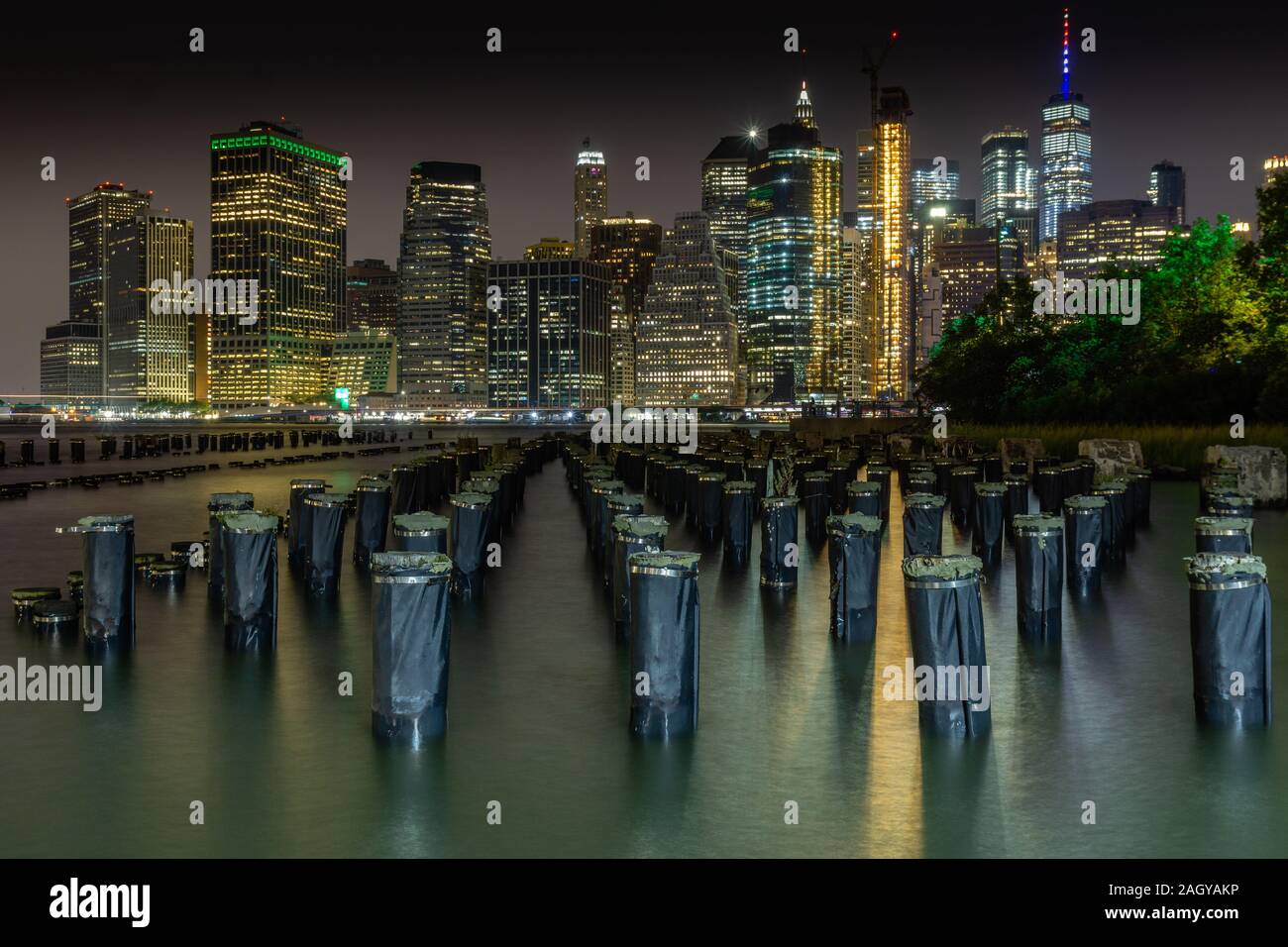 Tempo di esposizione lungo di New York City Manhattan skyline del centro di notte vista dal Ponte di Brooklyn Park Foto Stock