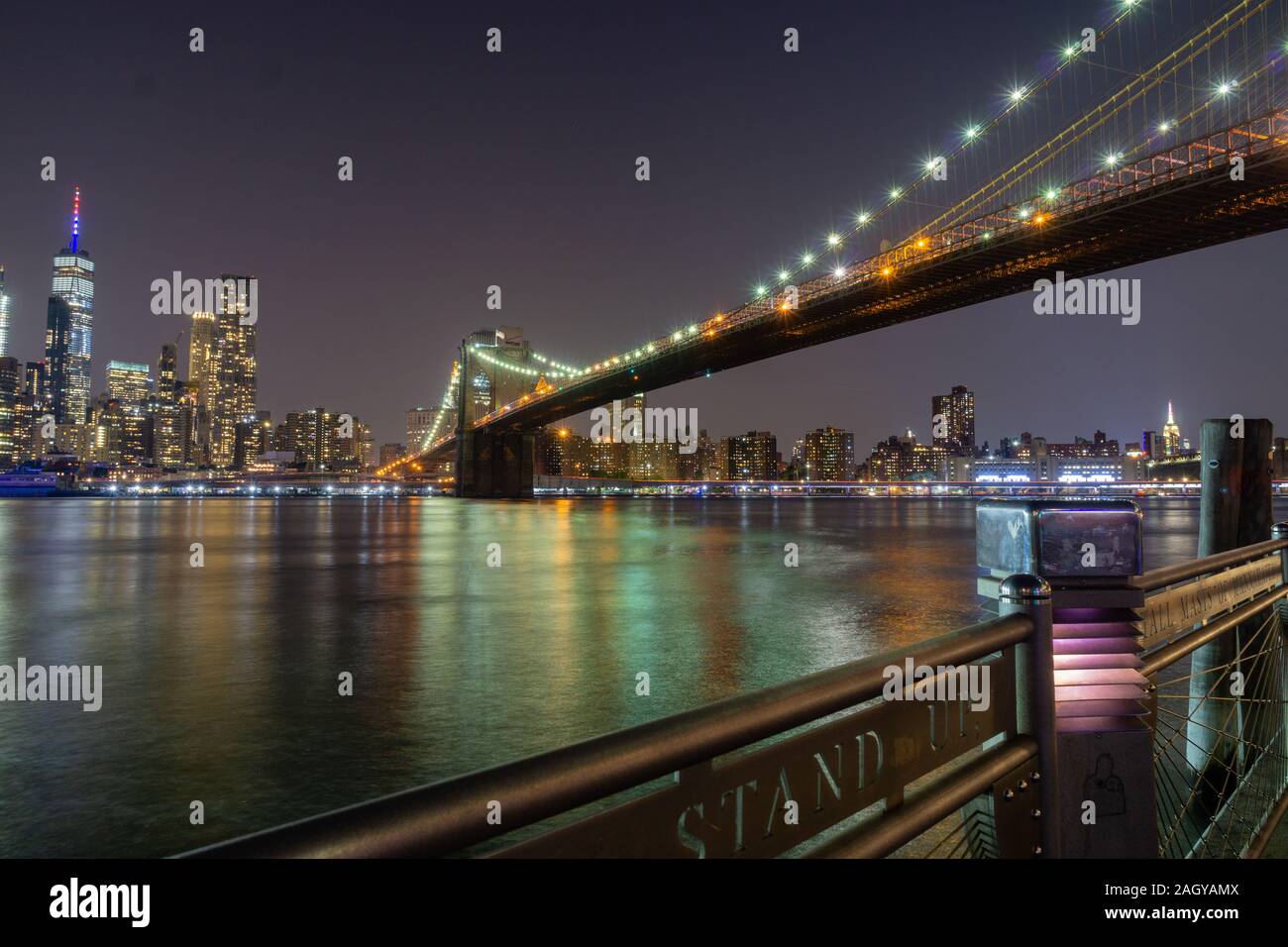 Tempo di esposizione lungo di New York City Brooklyn Bridge di notte vista dal Ponte di Brooklyn Park Foto Stock