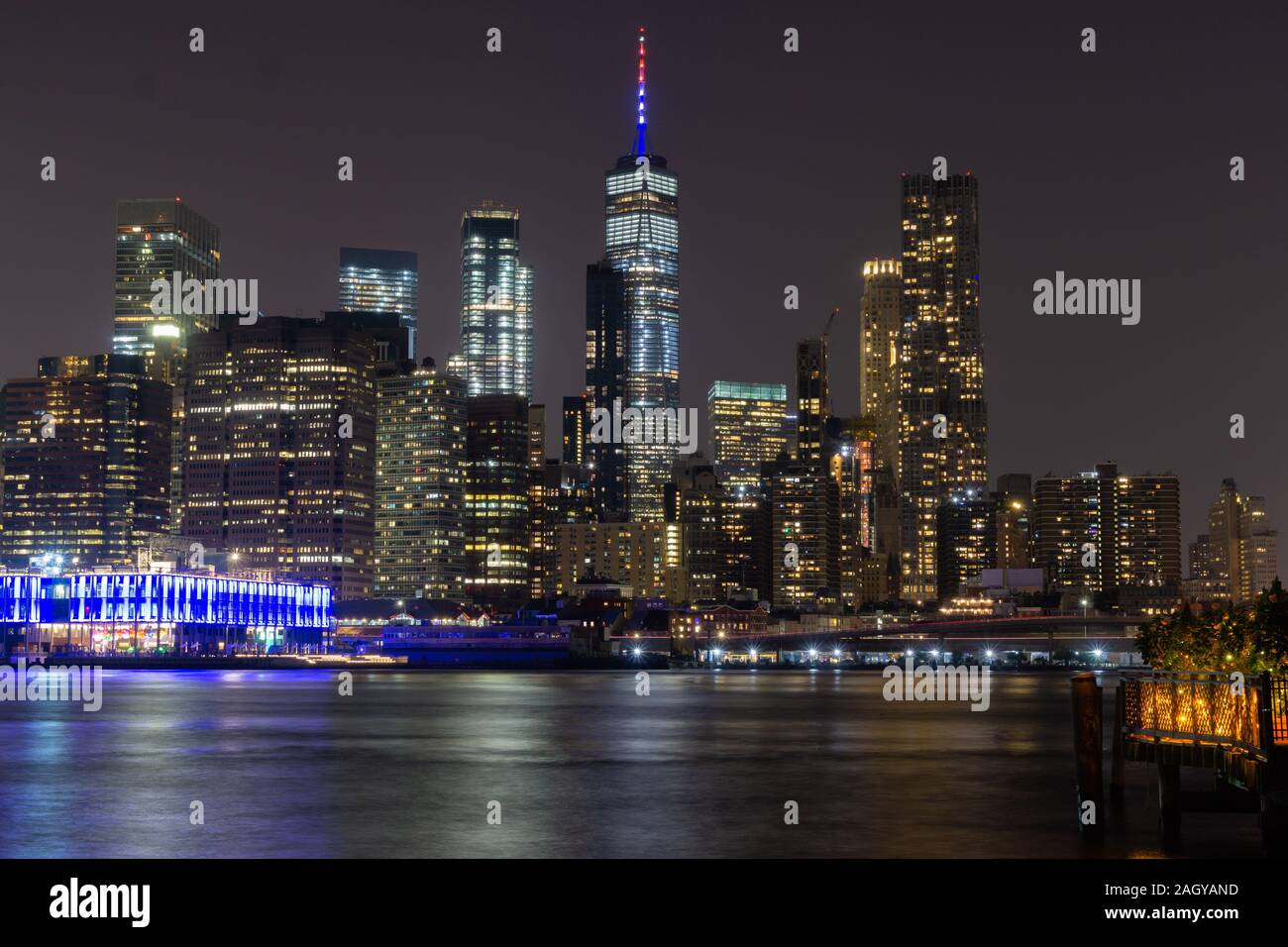 Tempo di esposizione lungo di New York City Manhattan skyline del centro di notte vista dal Ponte di Brooklyn Park Foto Stock