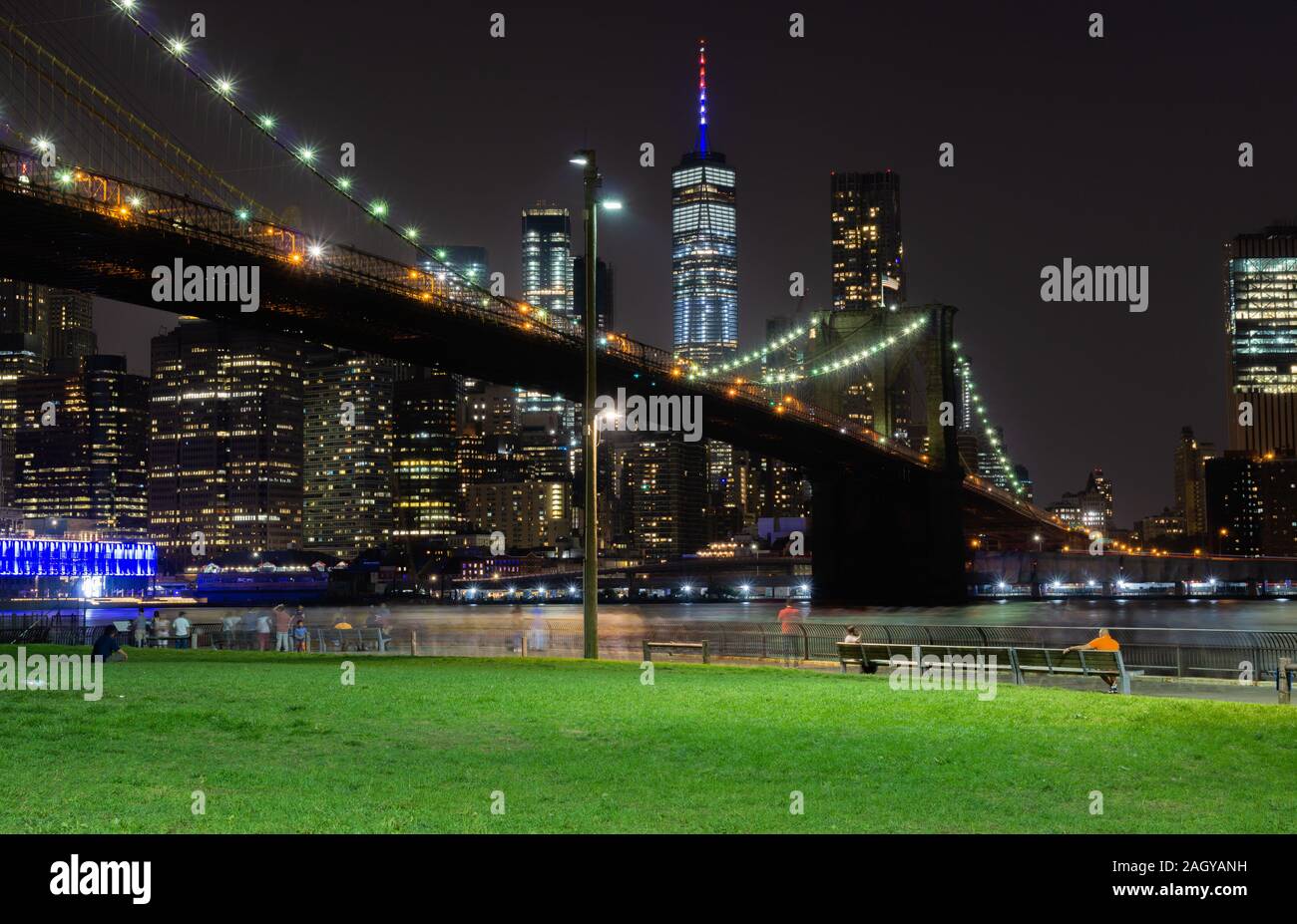 Tempo di esposizione lungo di New York City Brooklyn Bridge di notte vista dal Ponte di Brooklyn Park Foto Stock