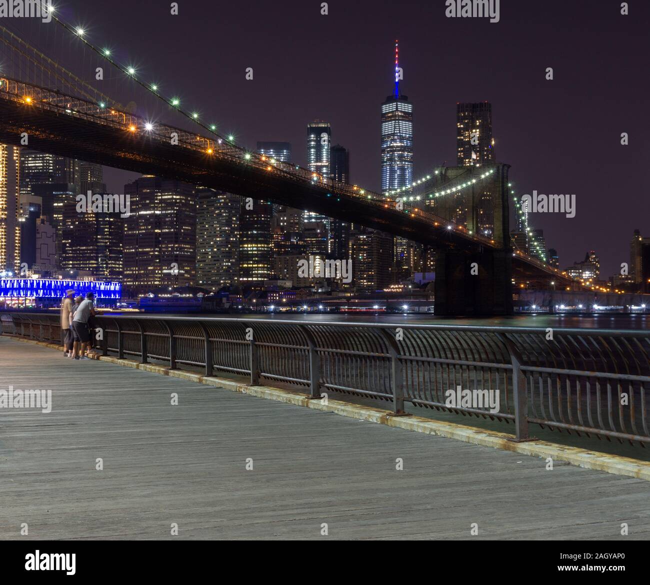 New York City Manhattan skyline del centro e il Ponte di Brooklyn a notte vista dal Ponte di Brooklyn Park Foto Stock