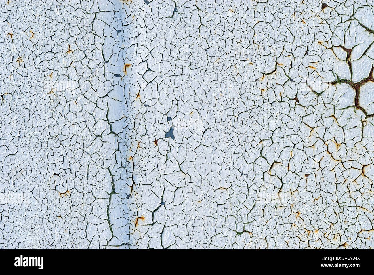 Vecchio arrugginito in metallo verniciato bianco con foglio di rimbalzare, incrinato vernice. Abstract colorato sfondo texture. Foto Stock