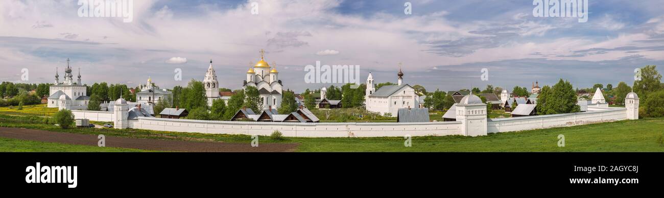 Vista panoramica del monastero Pokrovsky nella giornata di primavera. Santo intercessione Convento di Suzdal. Panorama del vecchio monastero russo con le mura fortificate di un Foto Stock