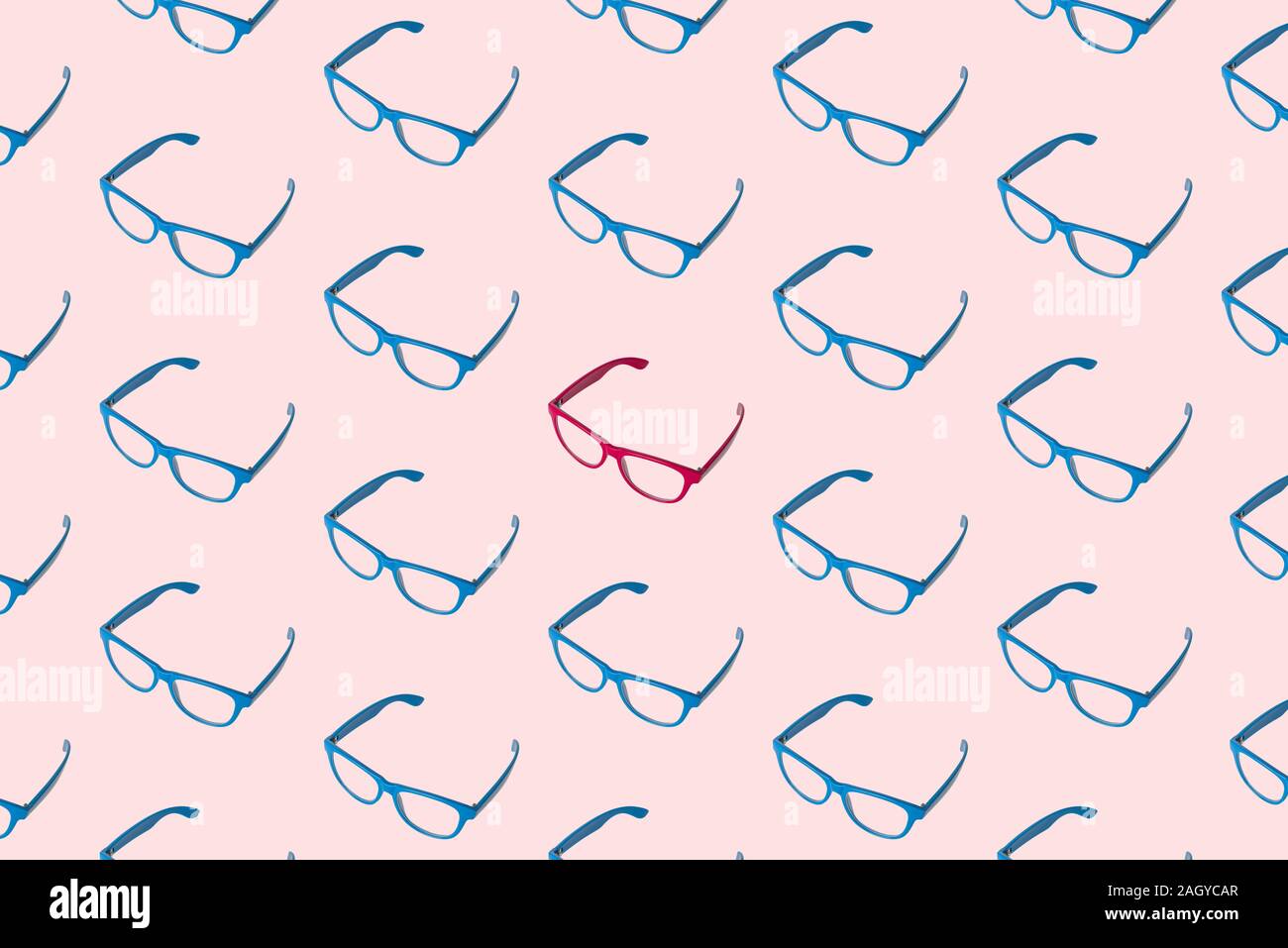 Modello realizzato di blu occhiali con uno di colore rosa minime diversità creativa del concetto. Foto Stock