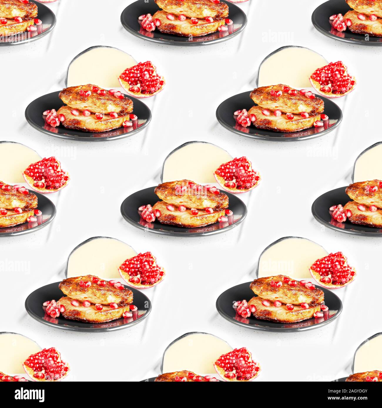 Seamless sfondo con arrosto di maiale su di una piastra, con i semi di melograno e una fetta di formaggio in background Foto Stock