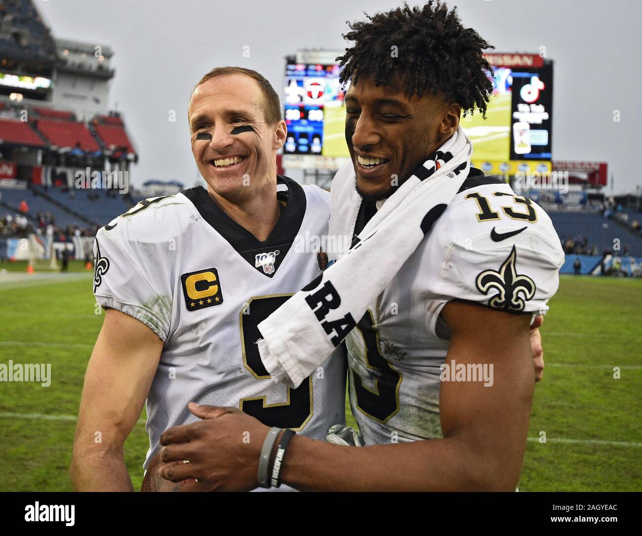 Nashville TN, Stati Uniti d'America. 22 Dic, 2019. Stati Uniti d'America New Orleans Saints quarterback Drew Brees (9) si congratula con New Orleans Saints wide receiver Michael Thomas (13) sul suo record impostazione giorno durante un gioco tra il New Orleans Saints e Tennessee Titans al Nissan Stadium in Nashville TN. (Obbligatorio Photo credit: Steve Roberts/CSM). Credito: csm/Alamy Live News Foto Stock