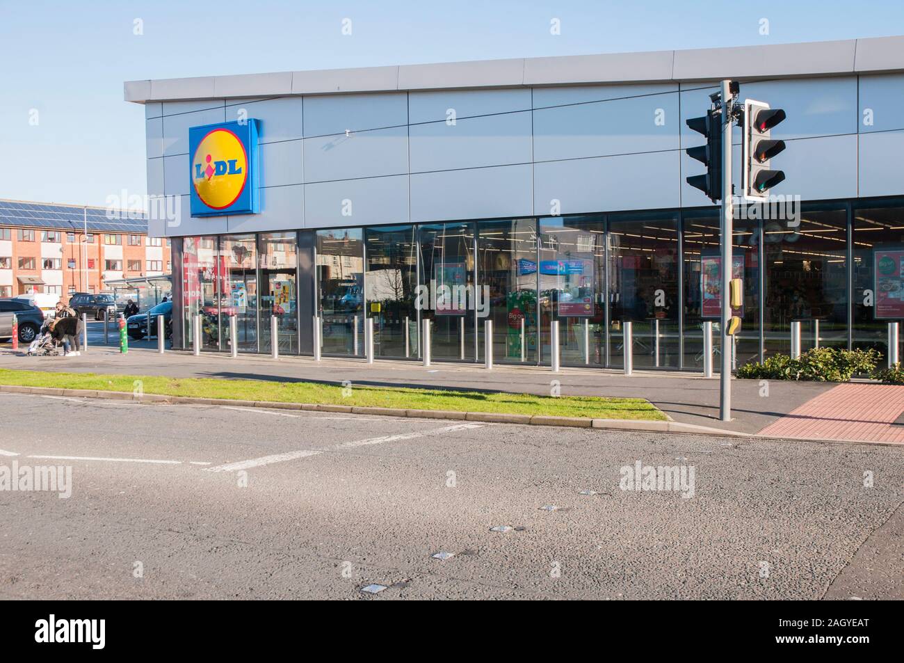 Di recente costruzione negozio Lidl in Blackpool i costi di vendita cuttring prodotti quali bevande, cibo, vestiti, utensili ecc. Foto Stock
