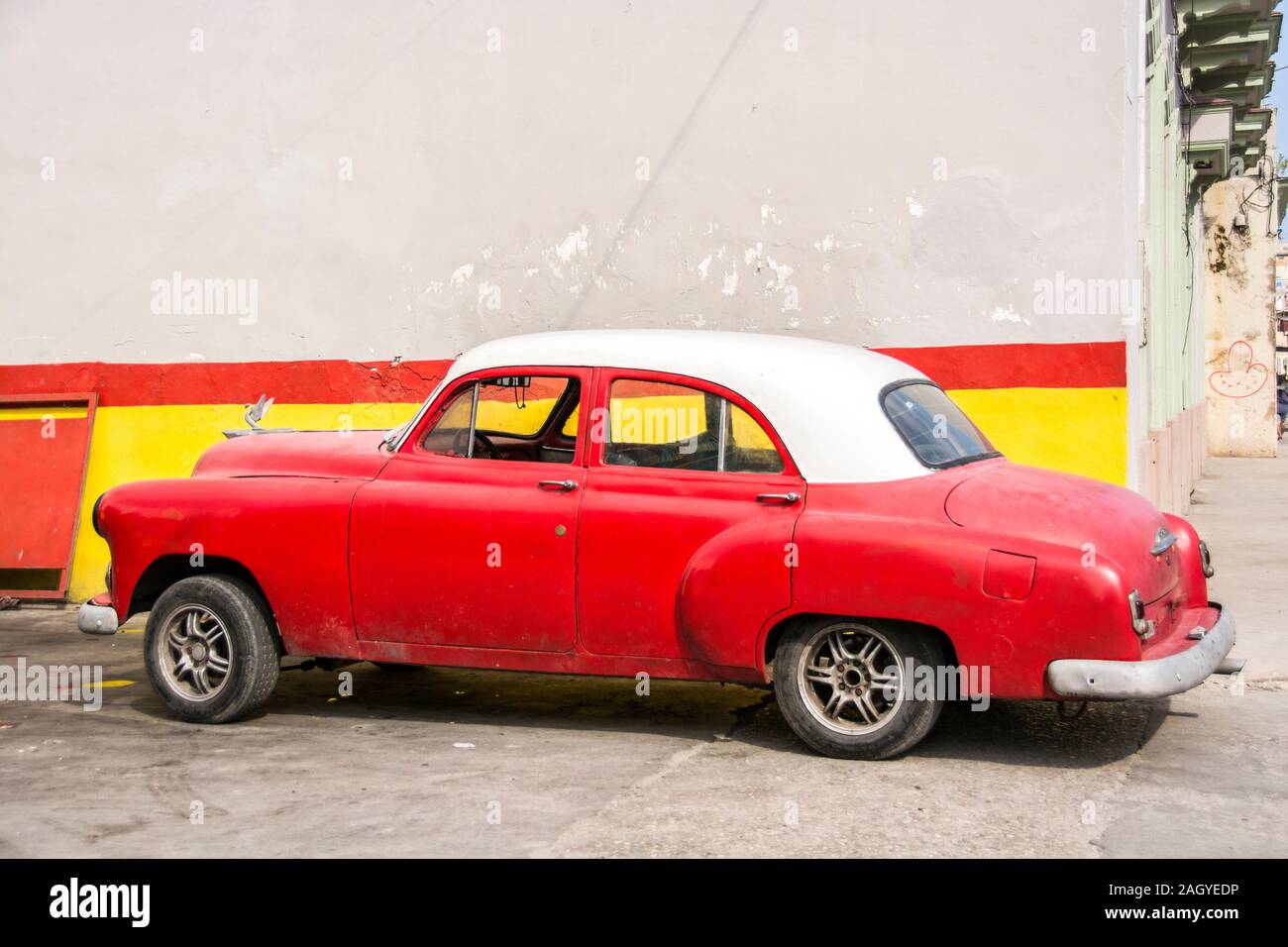 Un vecchio, classic car, che ha visto giorni migliori, parcheggiato nella città vecchia parte della città di Havana, Cuba Foto Stock