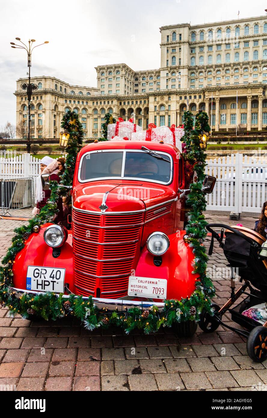 Bucarest Il Mercatino di Natale di fronte al Palazzo del Parlamento, storico tradizionale Natale van nella città di Bucarest, Romania, 2019 Foto Stock
