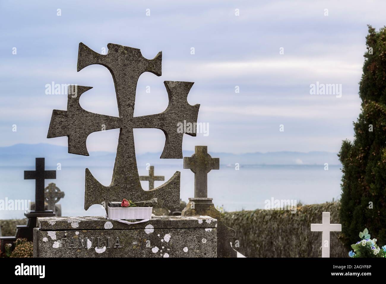 Abstract croce greca in una tomba di Castro Urdiales cimitero di balena, Bene di interesse culturale (BIC) den Cantabria, Spagna, Europa Foto Stock