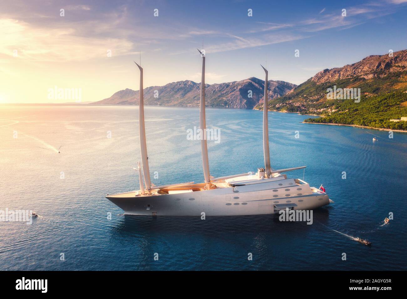 Yacht di lusso e mare blu al tramonto in estate. Vista aerea Foto Stock
