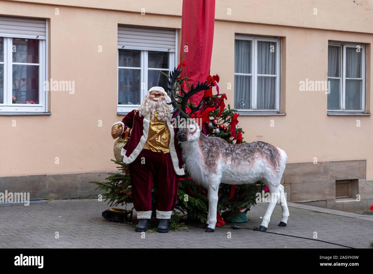 Le decorazioni di Natale sono stati messi fuori nelle strade di Norimberga. La città è uno dei più grandi mercati di Natale in Germania. Foto Stock