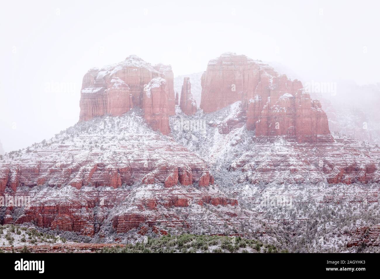 Cathedral Rock a Sedona, Arizona, con neve e nebbia Foto Stock