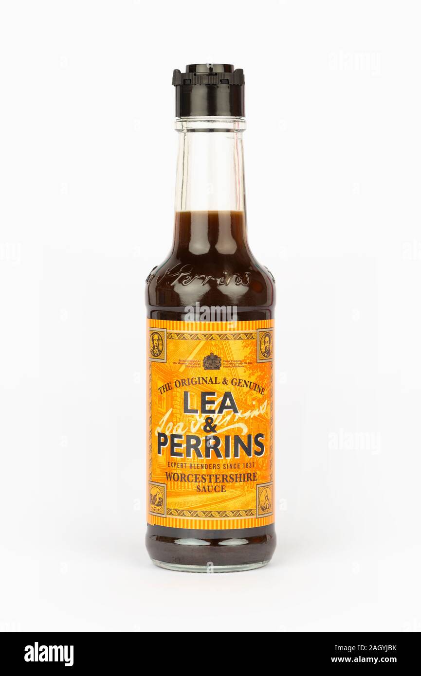 Una bottiglia di Lea & Perrins salsa Worcestershire shot su uno sfondo bianco. Foto Stock