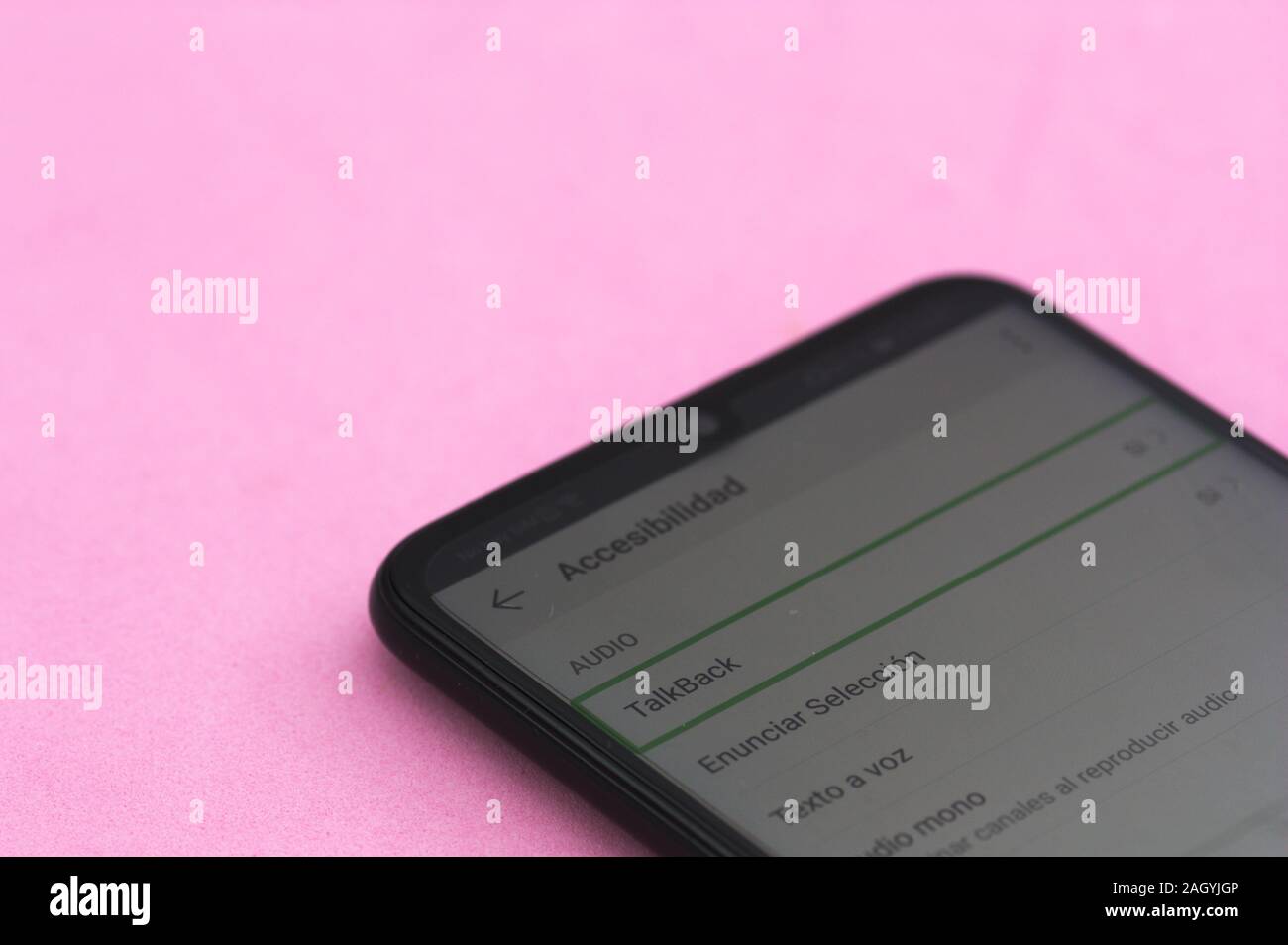 Dicembre 2019. Spagna. Immagine di uno smartphone che mostra la schermata Opzioni per migliorare l'accessibilità dei telefoni intelligenti in spagnolo. Foto Stock