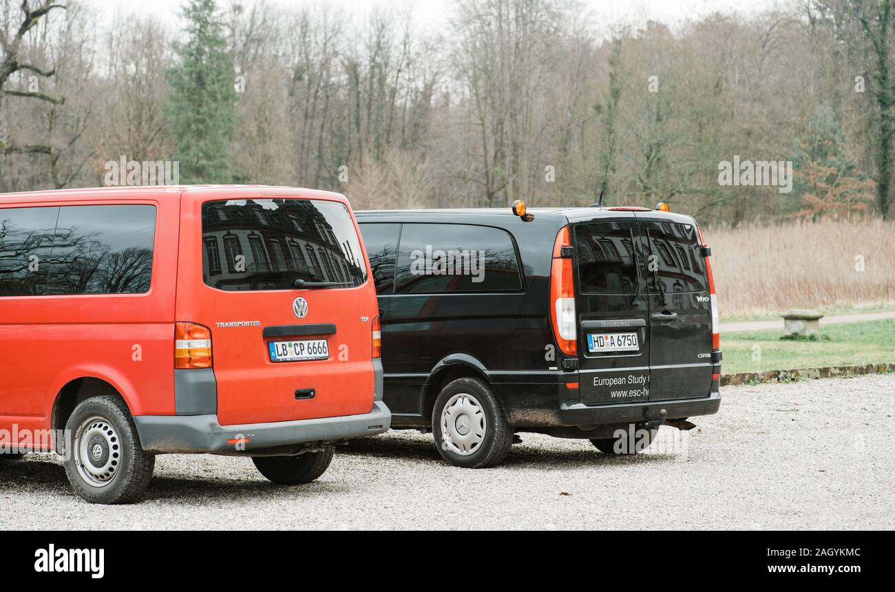 Strasburgo, Francia - Jan 7, 2019: parte posteriore vista laterale di due nuovi passeggeri furgoni lusso una Volkswagen Transporter rosso e una Mercedes-Benz Viano auto Foto Stock