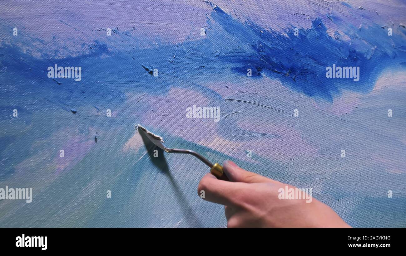 Artista copista paint seascape con nave in oceano. Artigiano arredatore disegnare come barca vela sul mare blu con olio acrilico colore. Disegnare dito pennello tavolozza. Foto Stock