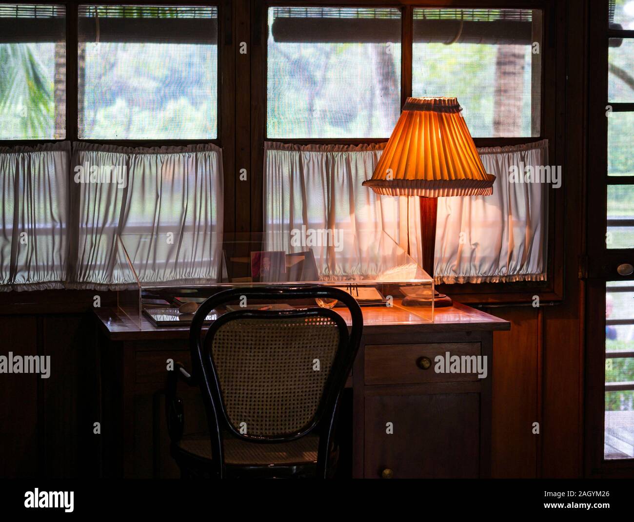 Vista interna della scrivania in legno, Stilt House, il Mausoleo di Ho Chi Minh complesso, Hanoi, Vietnam Asia Foto Stock