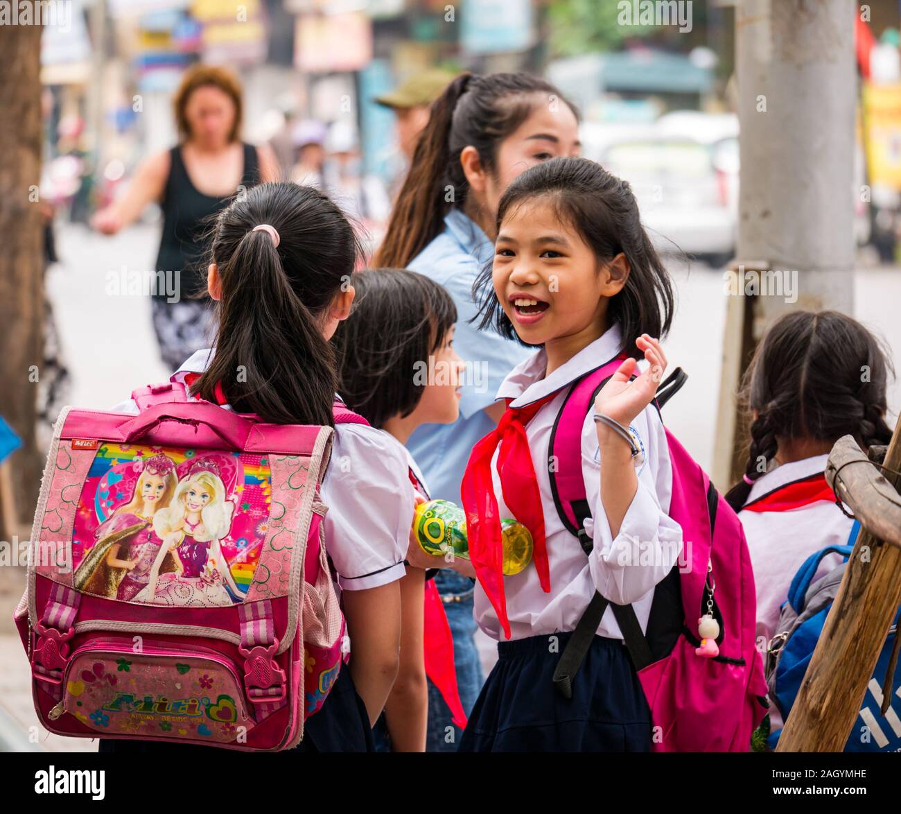 Il vietnamita studentesse indossano uniformi su gite scolastiche, Hanoi, Vietnam Asia Foto Stock