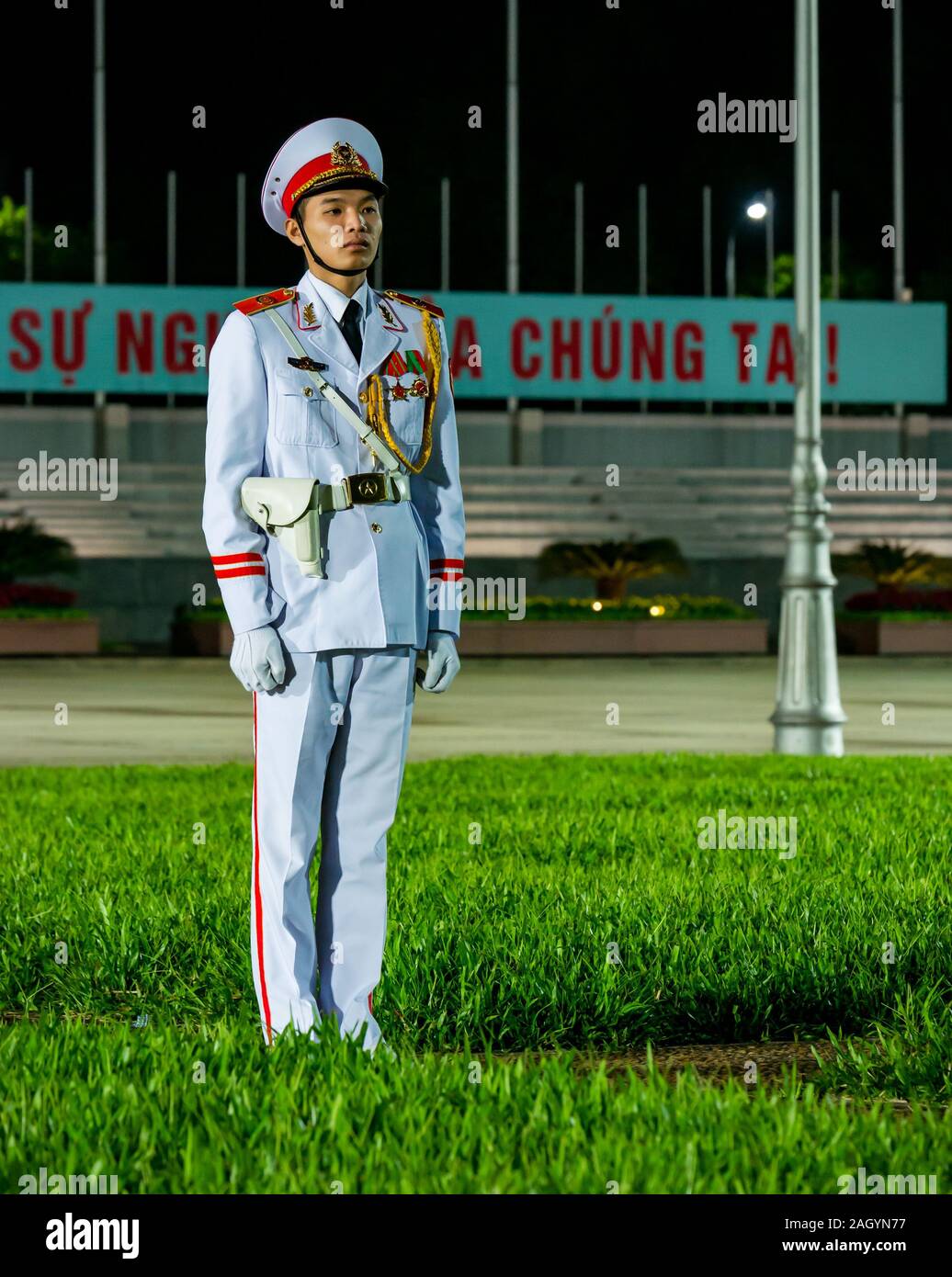 Soldato in bianco uniforme militare guardia al Mausoleo di Ho Chi Minh durante la notte, Ba Dinh Square, Hanoi, Vietnam Asia Foto Stock