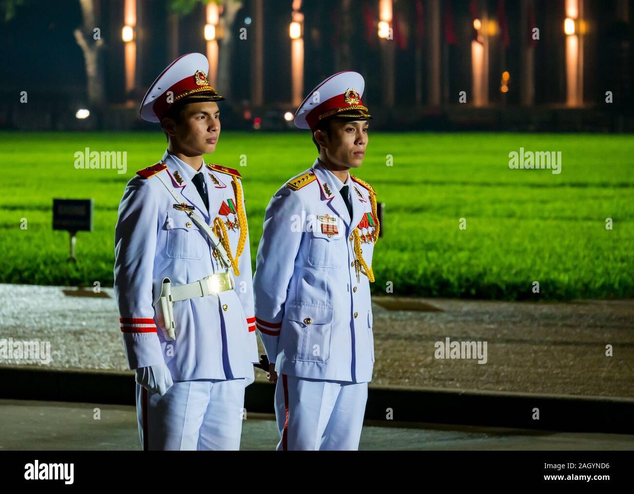 Soldati in bianco uniforme militare guardia al Mausoleo di Ho Chi Minh durante la notte, Ba Dinh Square, Hanoi, Vietnam Asia Foto Stock