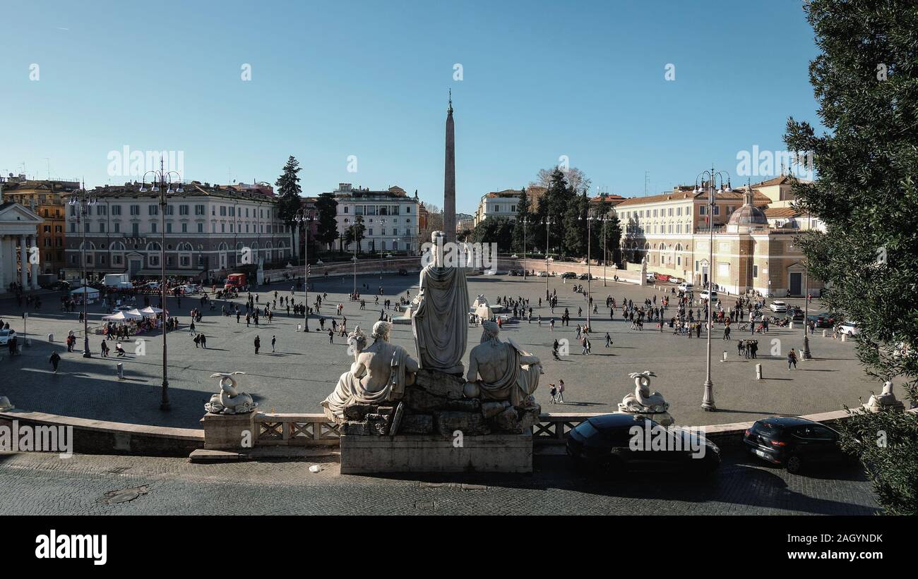 Vista dall'alto sulla famosa piazza del popolo,persone i turisti a piedi per fare shopping,Italia Foto Stock