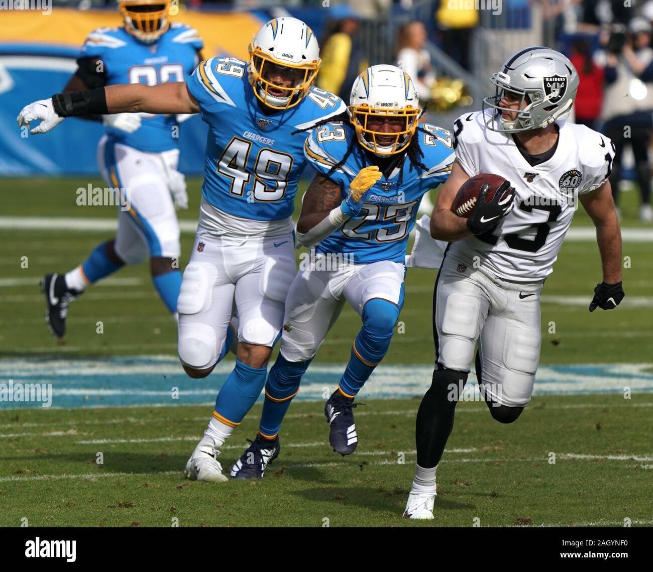 Carson, Stati Uniti. 22 Dic, 2019. Oakland Raiders ricevitore Hunter Renfrow corre per un 56-cantiere touchdown da Los Angeles Chargers Rayshawn sicurezza Jenkins (23) nel primo trimestre azione a dignità Salute Sport Park di Carson, California, domenica 22 dicembre, 2019. I raider hanno sconfitto i caricatori 24-17. Foto di Jon SooHoo/UPI Credito: UPI/Alamy Live News Foto Stock