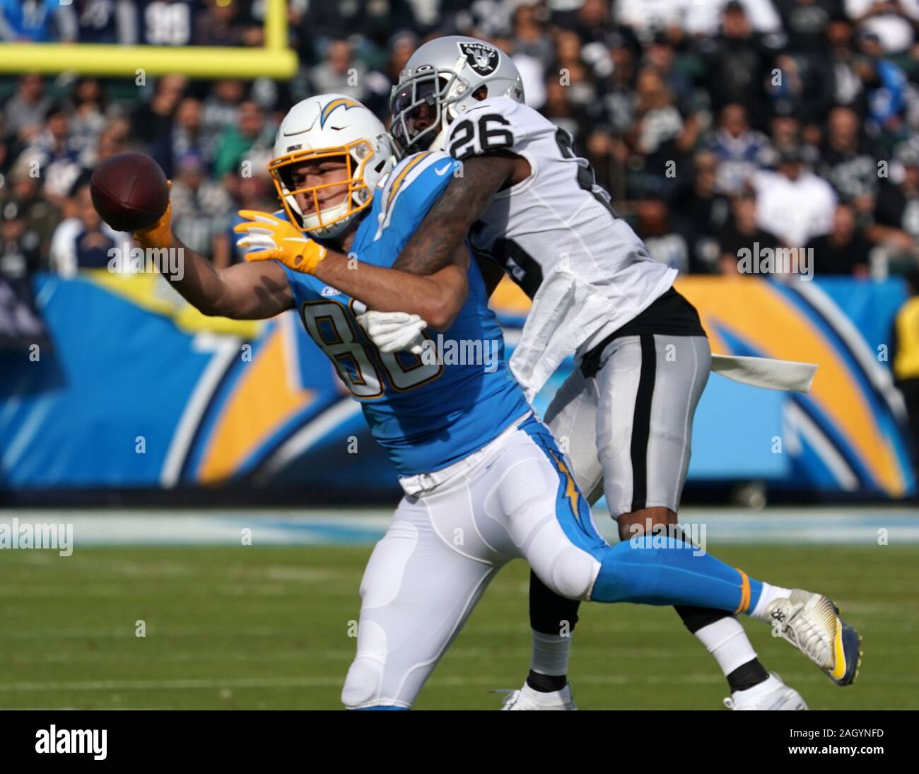 Carson, Stati Uniti. 22 Dic, 2019. Los Angeles Chargers' ricevitore Hunter Henry (L) non riesce a tirare nel passare come Oakland Raiders cornerback Nelson Lawson bussa palla lontano alla dignità Salute Sport Park di Carson, California, domenica 22 dicembre, 2019. I raider hanno sconfitto i caricatori 24-17. Foto di Jon SooHoo/UPI Credito: UPI/Alamy Live News Foto Stock