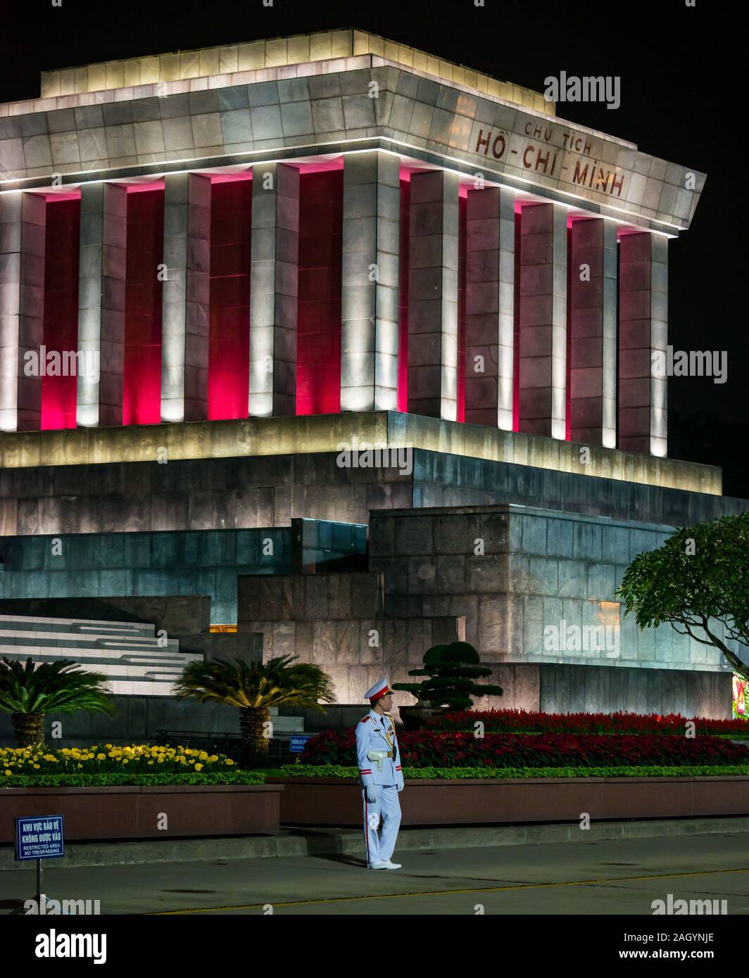 Soldato in bianco uniforme militare guardia al Mausoleo di Ho Chi Minh illuminata di notte, Ba Dinh Square, Hanoi, Vietnam Asia Foto Stock