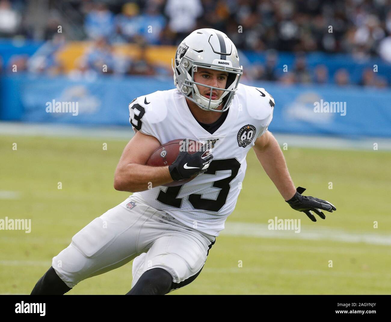Carson, California, Stati Uniti d'America. 22 Dic, 2019. Oakland Raiders wide receiver Renfrow Hunter (13) porta la palla durante il gioco di NFL tra il Los Angeles Chargers e Oakland Raiders presso la dignità Salute Sport Park di Carson, California. Charles Baus/CSM/Alamy Live News Foto Stock