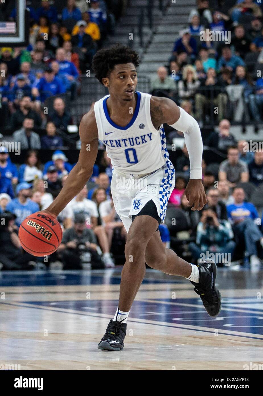 Las Vegas NV, U.S. Xxi Dec, 2019. A. Kentucky Wildcats guard Ashton Hagans (0) cerca di passare la palla durante il NCAA MenÕs Basket CBS Sports classic tra la Ohio State Buckeyes e il Kentucky Wildcats 65-71 perso a T-Mobile Arena Las Vegas NV. Thurman James/CSM/Alamy Live News Foto Stock