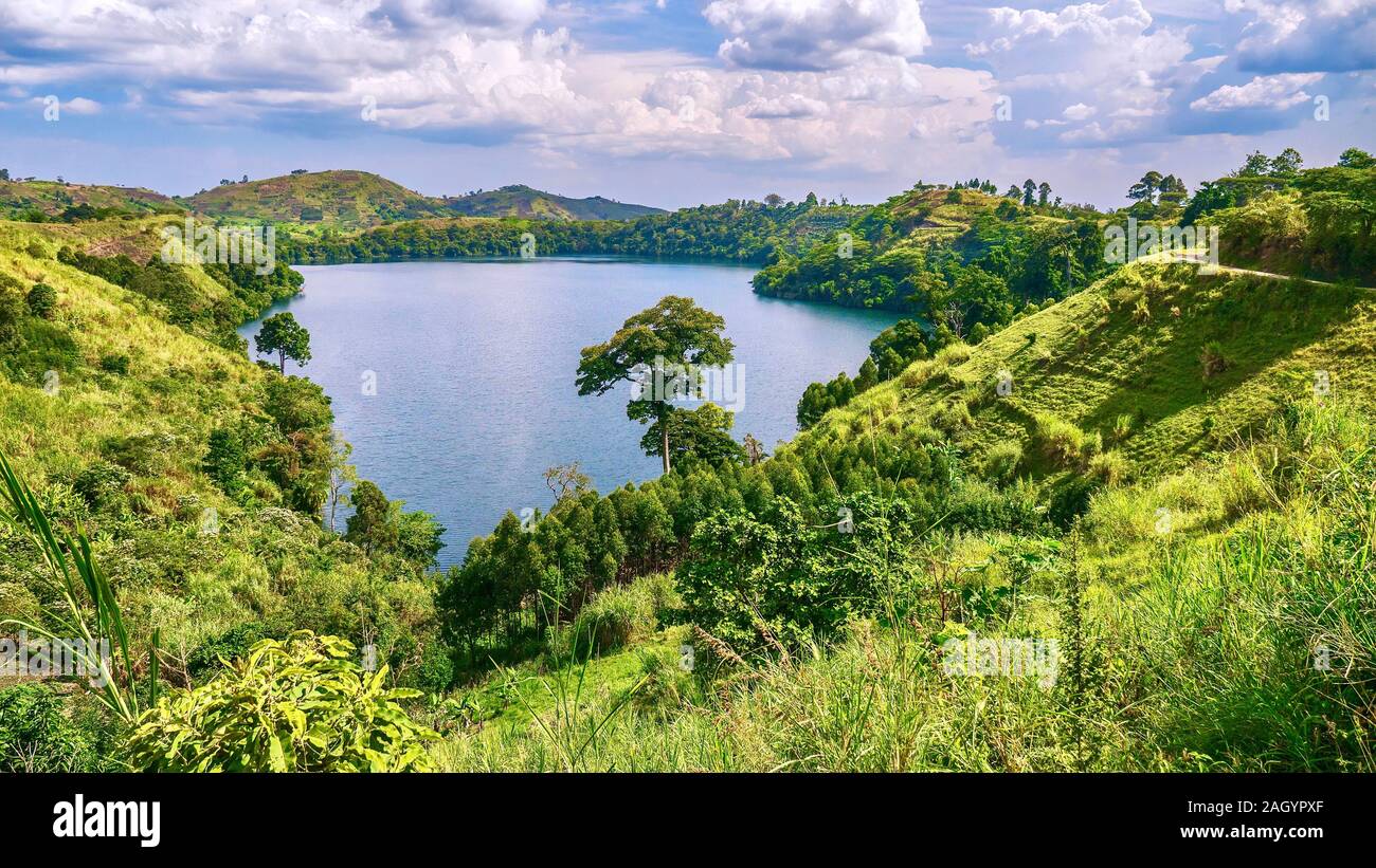 La lussureggiante e verde e fertile paesaggio intorno al lago Nyinambuga, un antico vocanic caldera riempito con acqua e una parte della regione del cratere in Uganda occidentale. Foto Stock