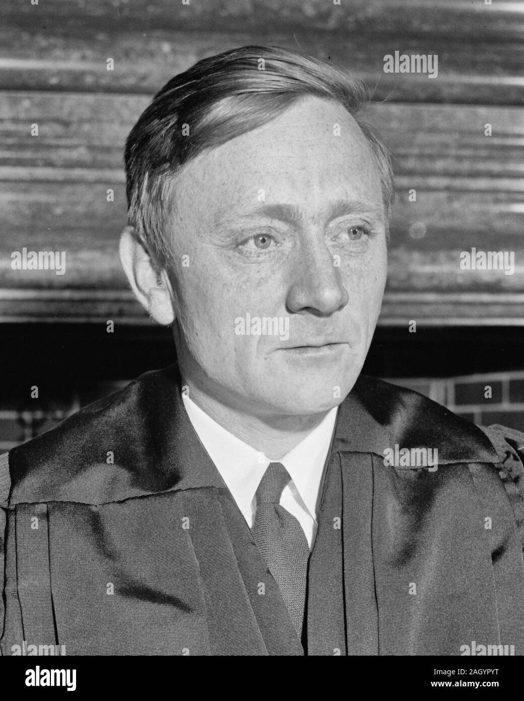 Douglas indossa vesti della Corte Suprema di Giustizia. Washington, 17 aprile. William Orville Douglas, 40 enne successore di pensionati giustizia Louis D. Brandeis, oggi indossato le vesti di un socio della Corte suprema e ha preso il suo posto sul banco a mezzogiorno di oggi. Qui egli è nel suo nuovo vesti poco prima di essere giurato a. Aprile 17, 1939 Foto Stock