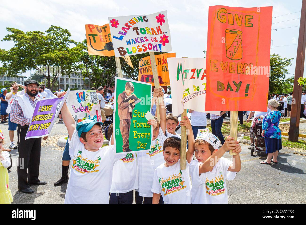 Miami Hallandale Florida, Comunità ebraica della Florida del sud, parata e fiera dell'unità ebraica di Lag B'omer, ebreo, ragazzo ragazzo ragazzo ragazzo maschio bambini poster, segno, tradizione, re Foto Stock