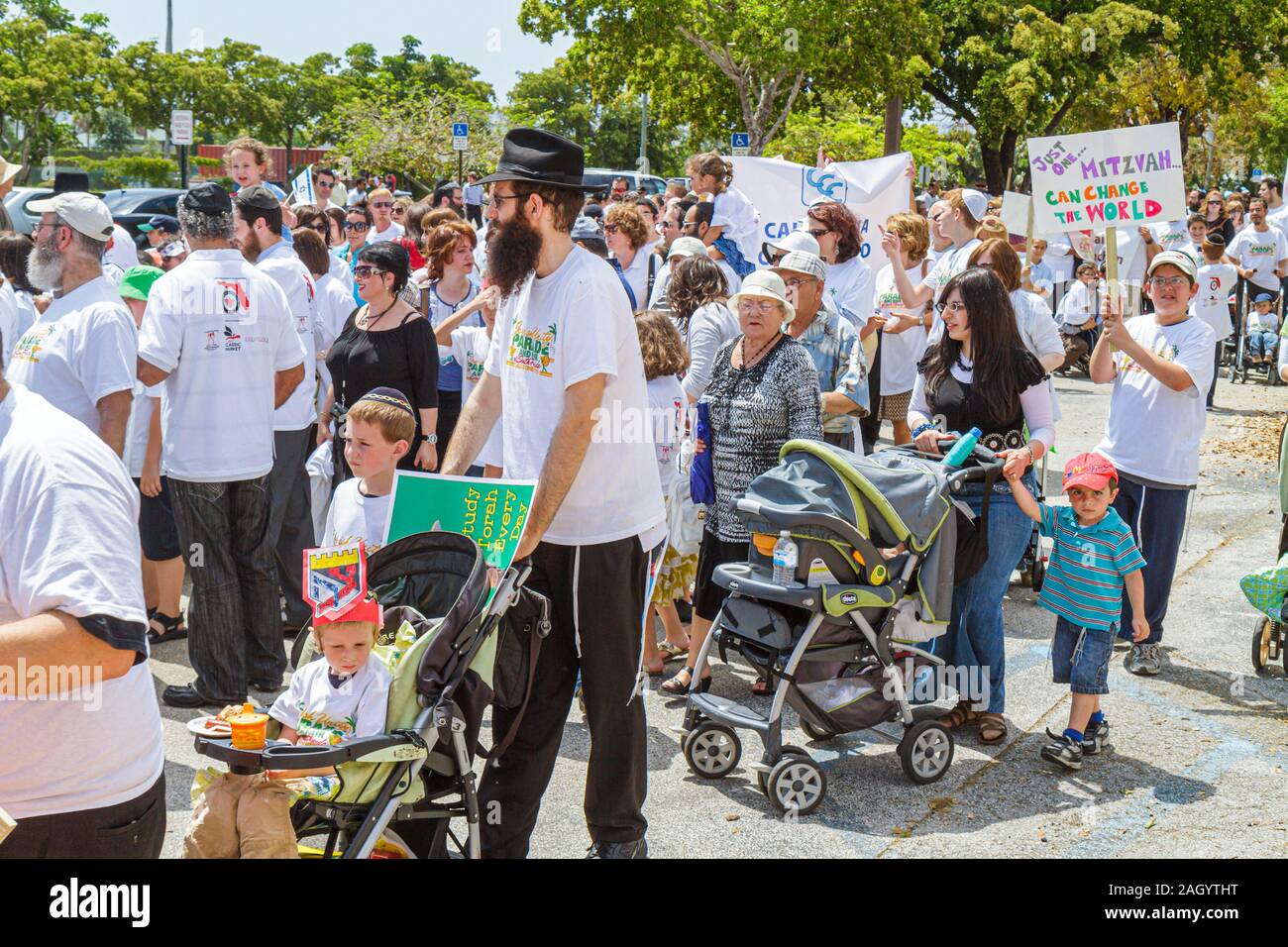 Miami Hallandale Florida, Comunità ebraica della Florida del sud, parata e fiera dell'unità ebraica di Lag B'omer, ebreo, uomo maschio, famiglia famiglie genitori figli ch Foto Stock