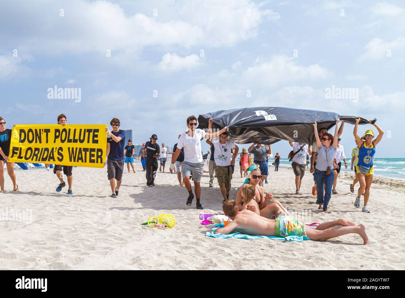 Miami Beach Florida, protesta di fuoriuscita di petrolio, perforazione offshore, foglio di plastica nero rappresenta Slick, Oceano Atlantico, acqua, uomo ispanico uomini maschio, banner, FL10051 Foto Stock