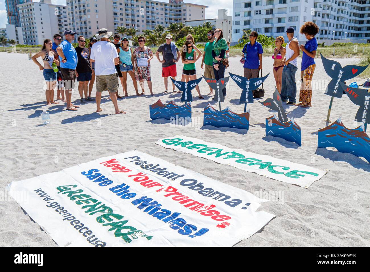 Miami Beach Florida,Greenpeace,dimostrazione,protesta,salvare le balene,organizzatore,organizzazione,banner,segno,gruppo,sostenitori,FL100526025 Foto Stock