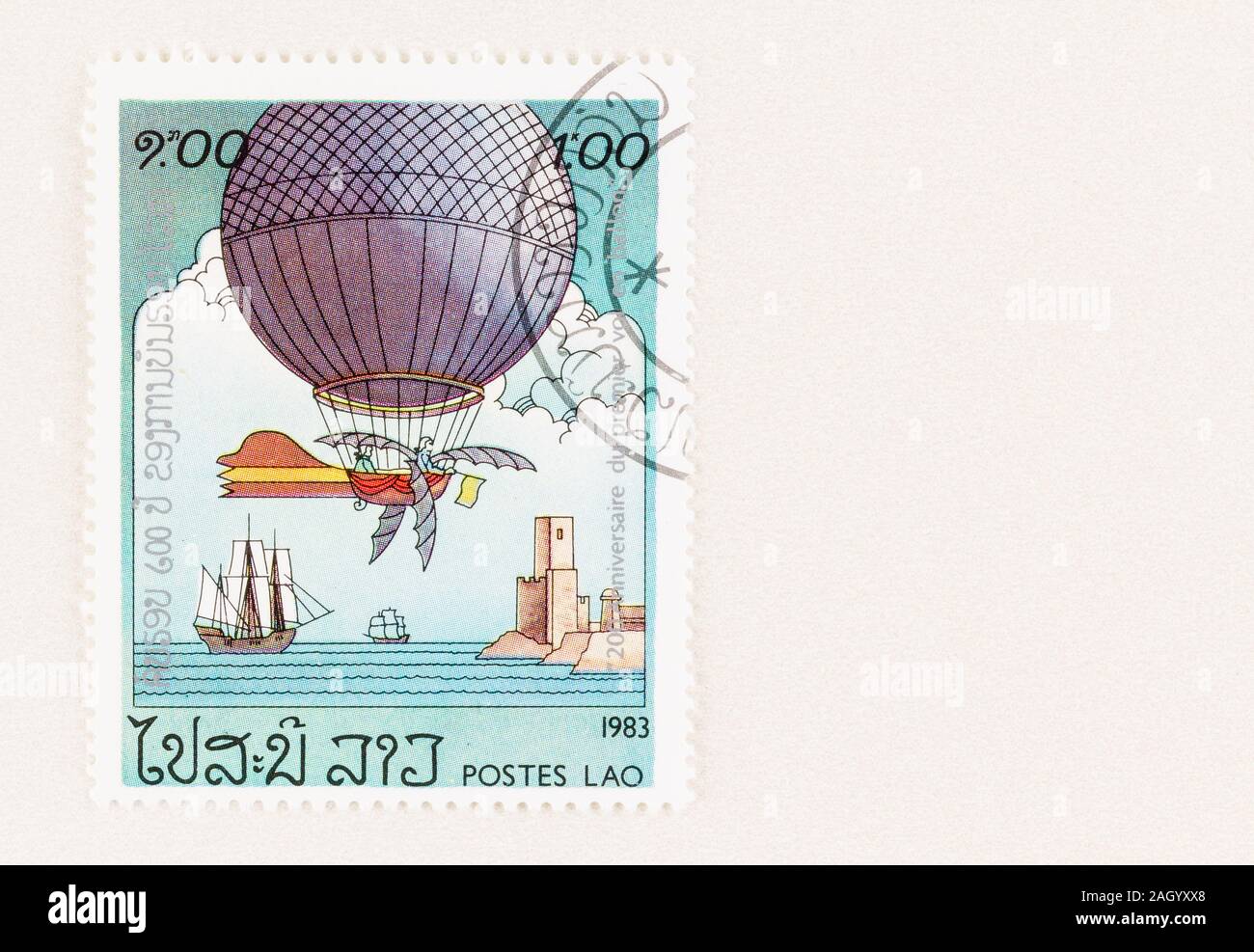 Timbro del Laos per commemorare il duecentesimo anniversario della prima presidiati unthethered mongolfiera. Palloncino con ali in volo sopra il canale inglese a Dover Foto Stock