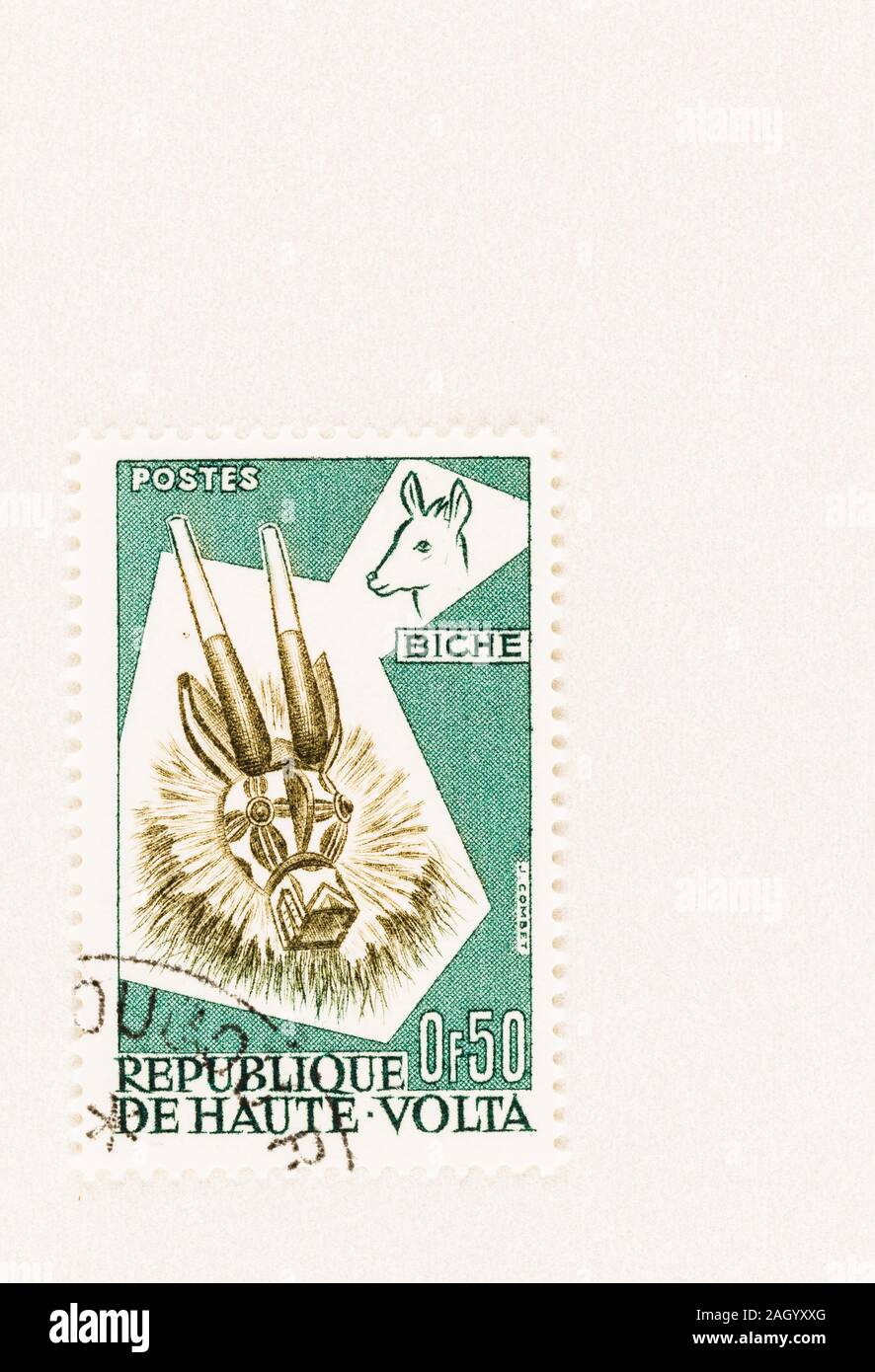 Repubblica di Volta Superiore francobollo in onore di un tradizionale maschera naturalistica di un cervo, con copia spazio. Il Burkina Faso è un paese di nome corrente. Foto Stock