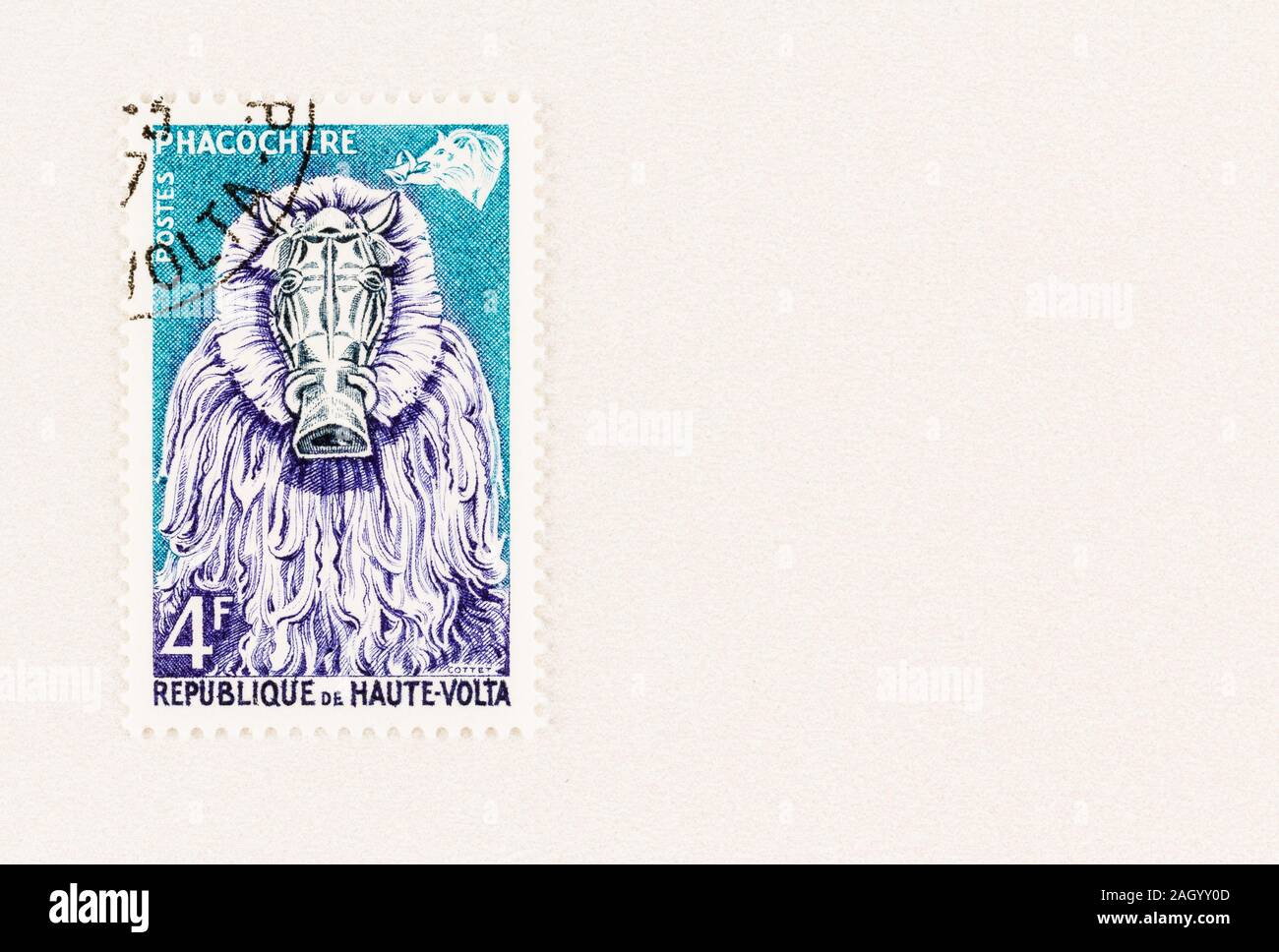 Repubblica di Volta Superiore francobollo in onore di un tradizionale maschera naturalistica di un warthog, con copia spazio. Il Burkina Faso è il paese del nome attuale. Foto Stock