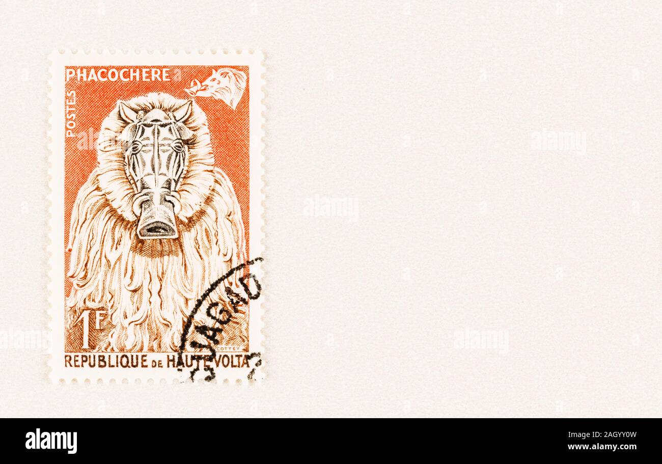 Repubblica di Volta Superiore francobollo in onore di un tradizionale maschera naturalistica di un warthog con copia spazio. Attualmente denominata Burkina Faso Foto Stock
