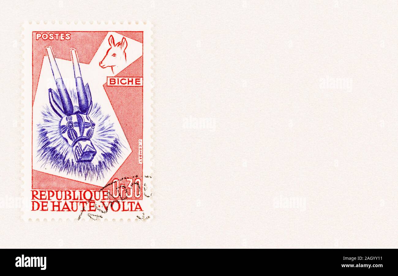 Repubblica di Volta Superiore francobollo in onore di un tradizionale maschera naturalistica di un cervo, con copia spazio. Il Burkina Faso è paesi nome corrente Foto Stock