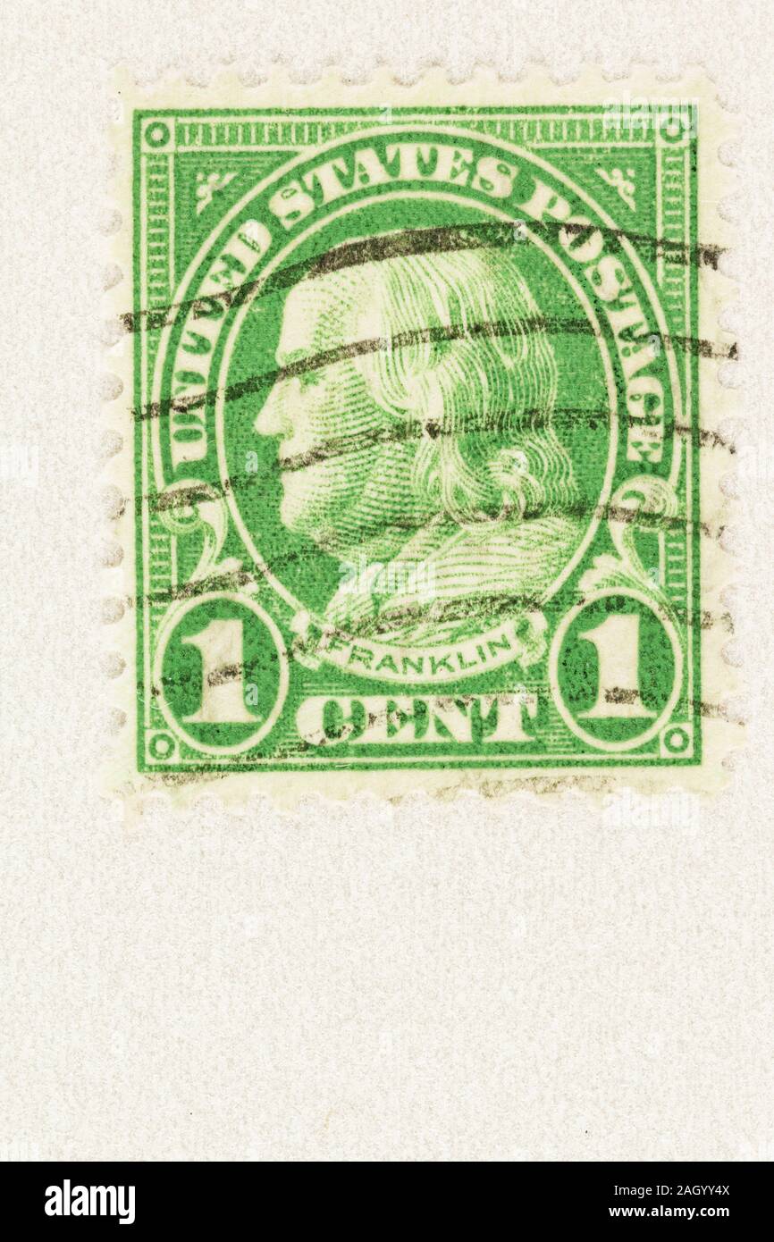 Verde 1 cent USA francobollo dotate di Benjamin Franklin, il primo Postmaster generale. Rilasciato 1922-34. Profilo verticale con copia spazio. Foto Stock