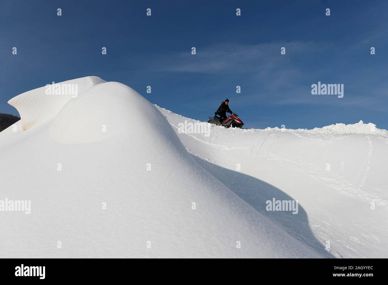 Antu, la Cina della provincia di Jilin. 22 Dic, 2019. Un turista gode il divertimento sulla neve in corrispondenza di una stazione sciistica in Naitoushan villaggio di Antu County in Yanbian coreano prefettura autonoma, a nord-est della Cina di provincia di Jilin, a Dic. 22, 2019. Credito: Shen Bohan/Xinhua/Alamy Live News Foto Stock