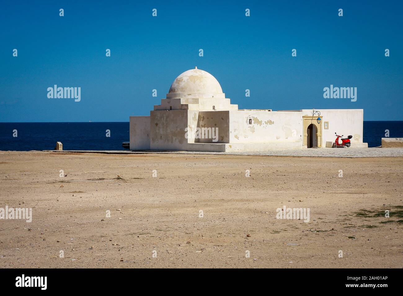 Sidi Mansour è un santuario sufi con una cupola bianca, situato vicino all'oceano su una scogliera, a Monastir, Tunisia Foto Stock