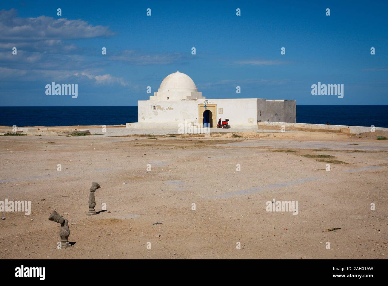 Sidi Mansour è un santuario sufi con una cupola bianca, situato vicino all'oceano su una scogliera, a Monastir, Tunisia Foto Stock