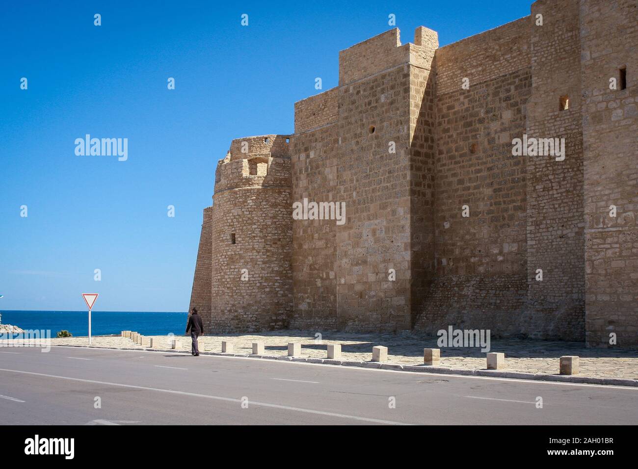 Torre di Ribat vista dalla distanza. Questa fortificazione costiera dell'VIII secolo, estesa e ben conservata, è oggi sede del Museo d'Arte Islamica di Monastir, Tunisia Foto Stock