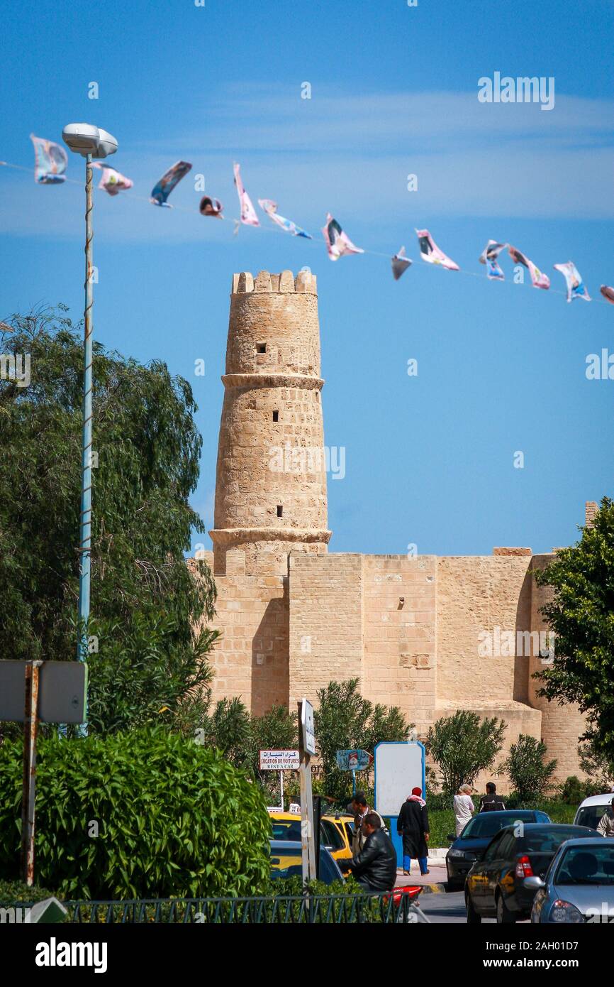 Torre di Ribat vista dalla distanza. Questa fortificazione costiera dell'VIII secolo, estesa e ben conservata, è oggi sede del Museo d'Arte Islamica di Monastir, Tunisia Foto Stock