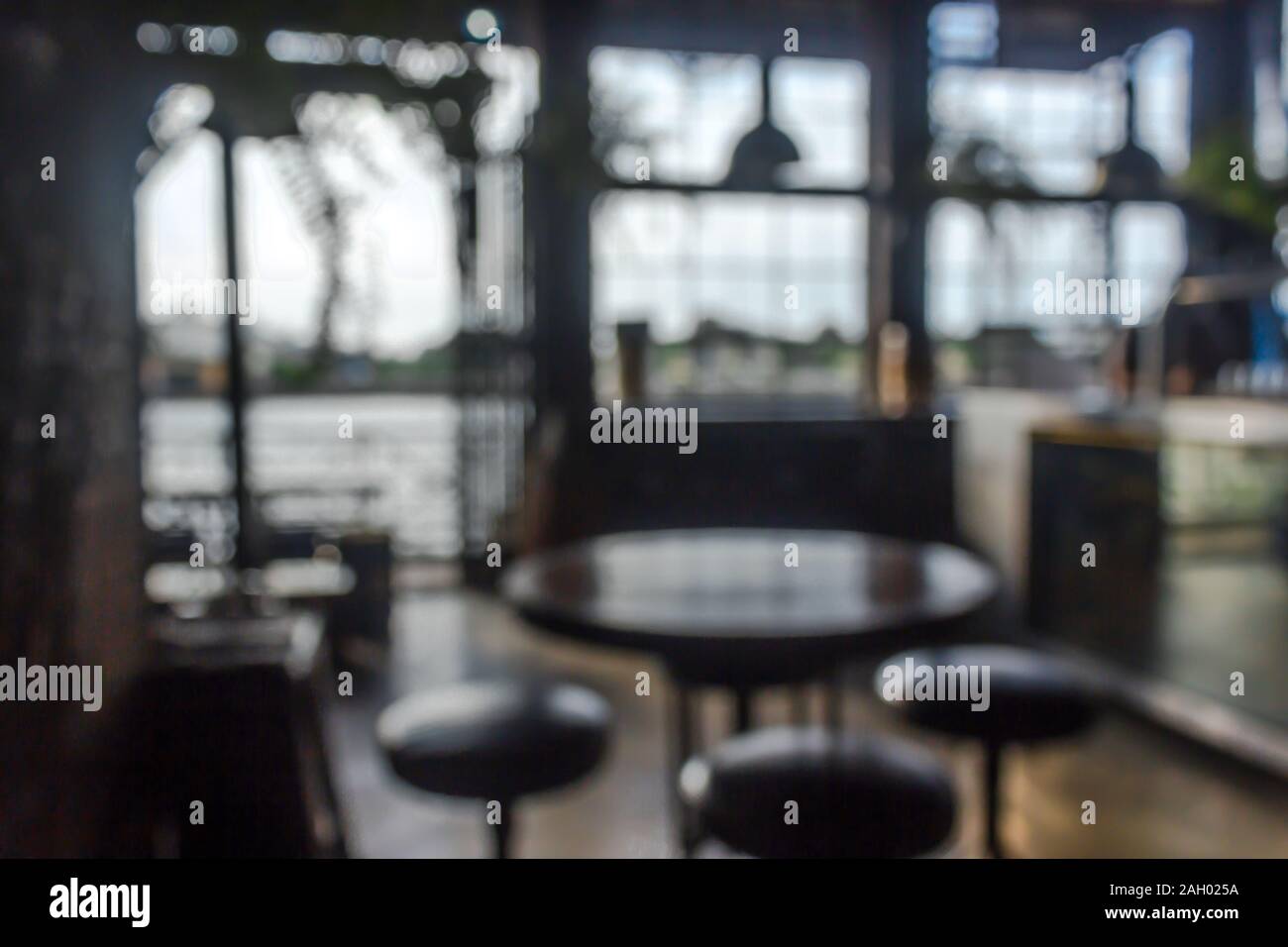 Cafe la sfocatura dello sfondo bokeh di fondo con luce. Ristorante abstract blur. Foto Stock